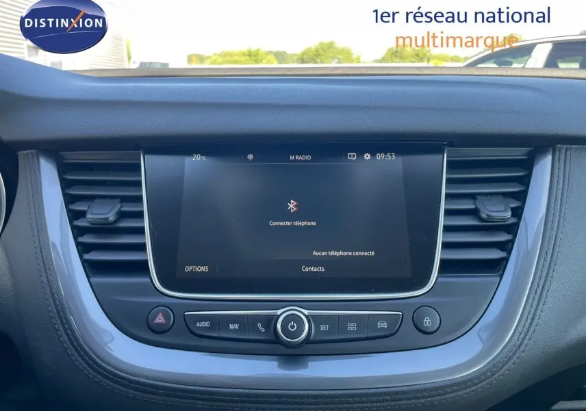 Écran tactile central et tableau de bord gris quartz métal de l'Opel Grandland X 1.5D 130CH BVA8 en vue frontale rapprochée.