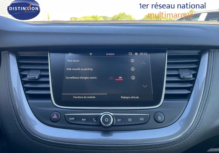 Écran tactile central du tableau de bord de l'Opel Grandland X gris quartz, affichant les aides à la conduite.