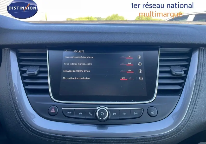 Tableau de bord de l'Opel Grandland X 2021 en gris quartz métal, affichant les réglages de sécurité sur l'écran central tactile.
