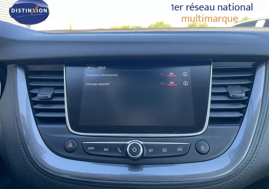 Vue rapprochée de la console centrale de l’Opel Grandland X 2021, écran tactile avec réglages des feux activés.