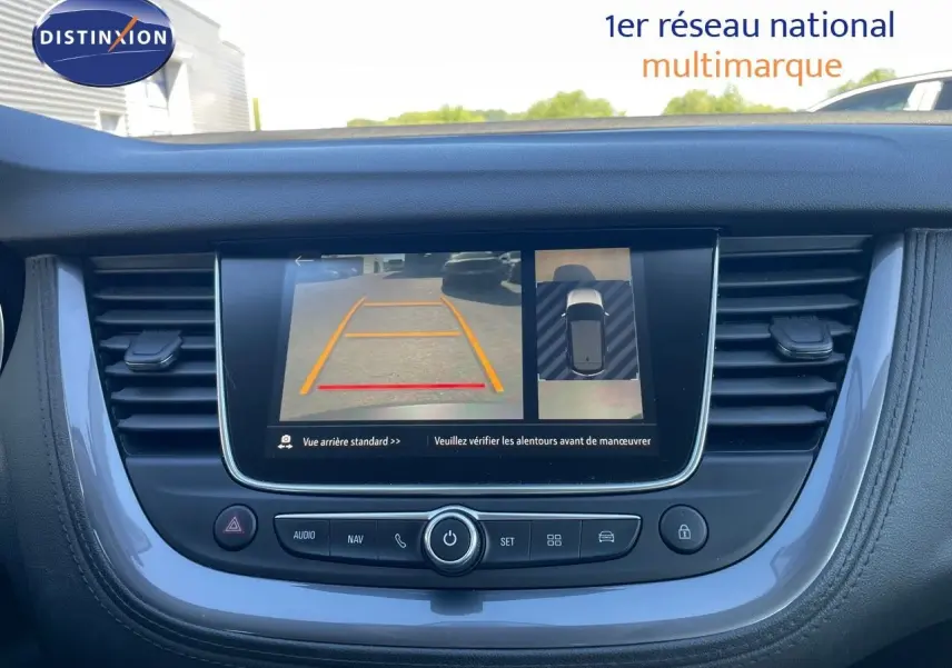 Écran central de l'Opel Grandland X 2021 montrant la caméra de recul avec lignes de guidage en orange et rouge.