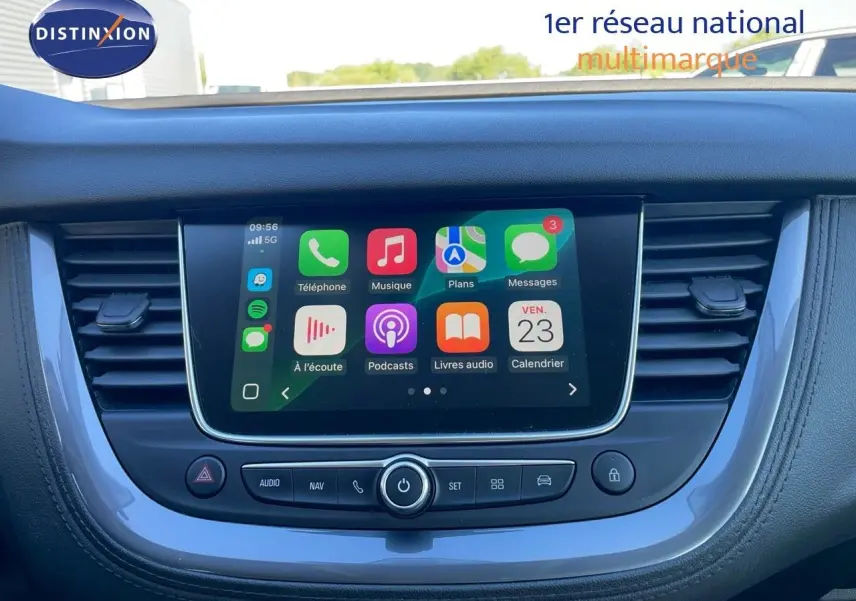 Écran tactile central allumé avec interface Apple CarPlay dans l'habitacle d'un Opel Grandland X gris quartz metal.