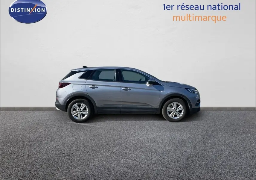 Profil côté gauche d'un Opel Grandland X gris quartz métal, SUV compact cinq portes sur fond neutre.
