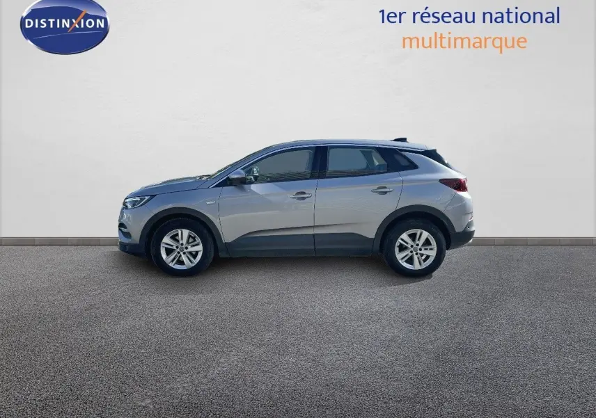 Profil droit d'un Opel Grandland X gris quartz métal de 2021, SUV compact avec jantes alliage et lignes modernes.