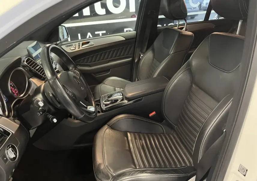 Intérieur noir cuir du Mercedes GLE Coupé 350 d 2016, vue côté conducteur avec volant multifonctions et console centrale.