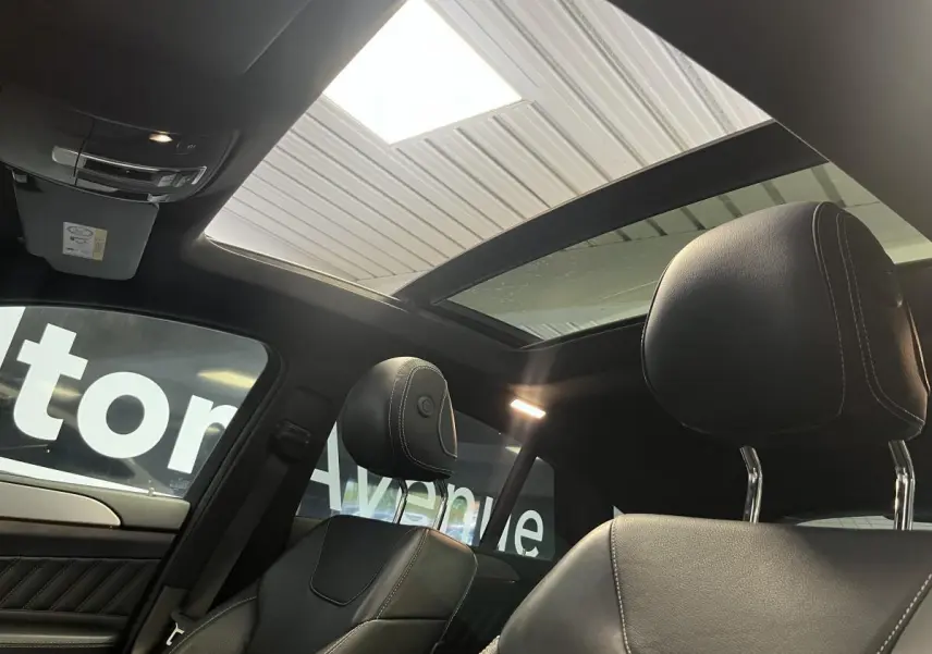 Vue intérieure du toit ouvrant panoramique et sièges avant en cuir noir du Mercedes GLE Coupé 350 d 2016