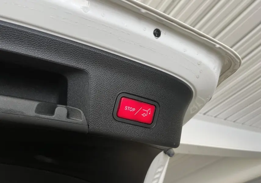 Bouton rouge d'arrêt électrique de hayon sur la partie intérieure du coffre d'un Mercedes GLE Coupé blanc