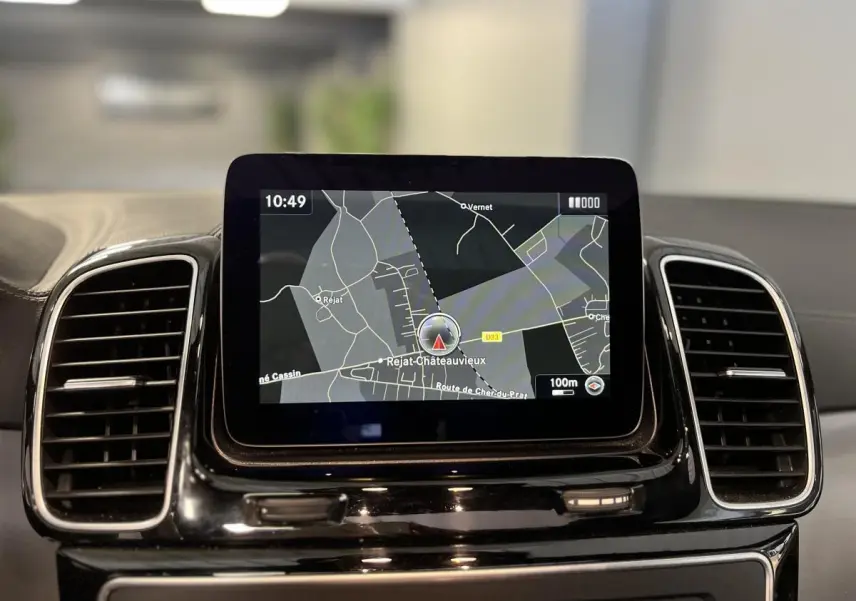 Écran GPS couleur affichant une carte centrale sur le tableau de bord noir du Mercedes GLE Coupé 350 d Sportline.