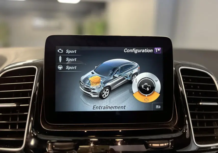 Écran multimédia intérieur affichant la configuration sportive d'un Mercedes GLE Coupé 350 d blanc.