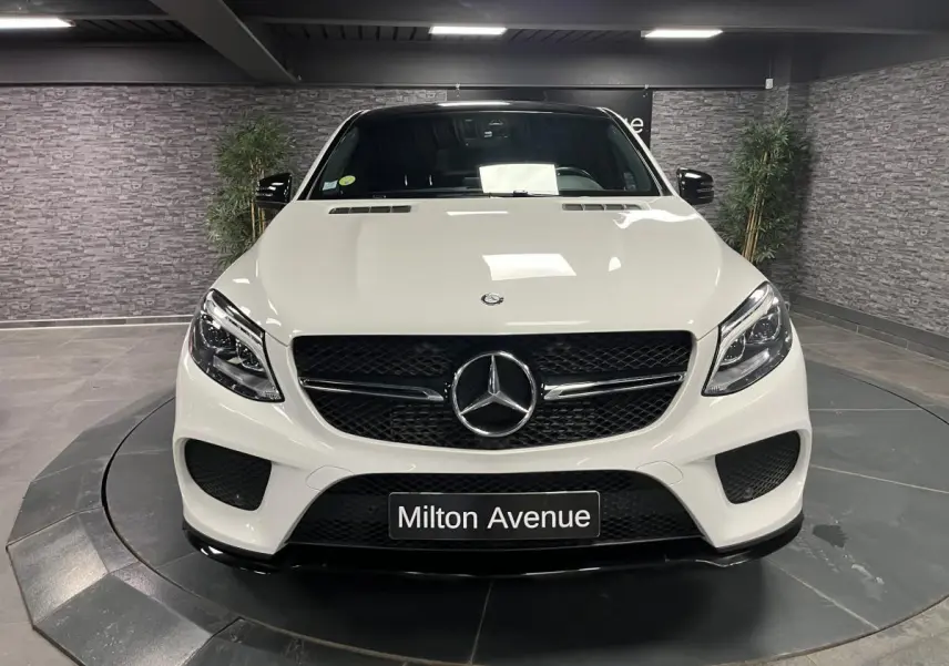 Vue avant d'un Mercedes GLE Coupé 350 d blanc avec calandre noire et logo étoile central visible