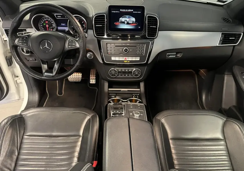 Intérieur noir cuir du Mercedes GLE Coupé 350 d 2016, vue frontale sur tableau de bord et console centrale.