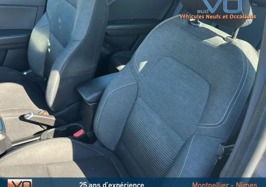 Gros plan sur les sièges avant gris du Renault Captur TCe 90 Business 2021, montrant les détails de la sellerie tissu.