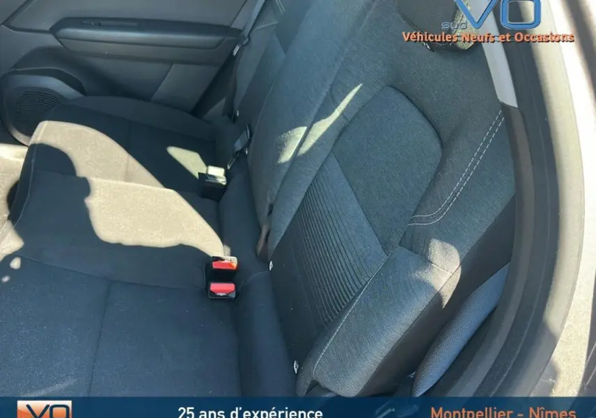 Vue intérieure du siège arrière droit gris du Renault Captur TCe 90 Business 2021 avec ceintures et porte ouvert.