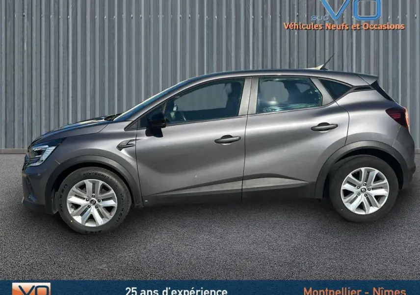 Profil côté gauche d'un Renault Captur gris 2021 TCe 90 Business avec jantes alliage et vitres teintées.