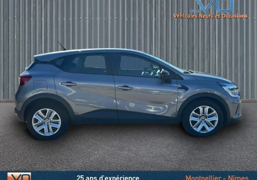 Profil côté gauche d'un Renault Captur gris 2021 TCe 90 Business, avec jantes alliage et lignes modernes.