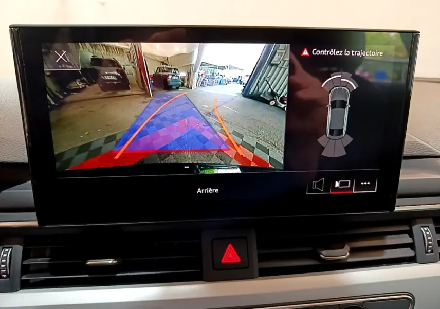 Écran multimédia de l’Audi A5 35 TFSI noir montrant la caméra de recul et l’aide au stationnement arrière.