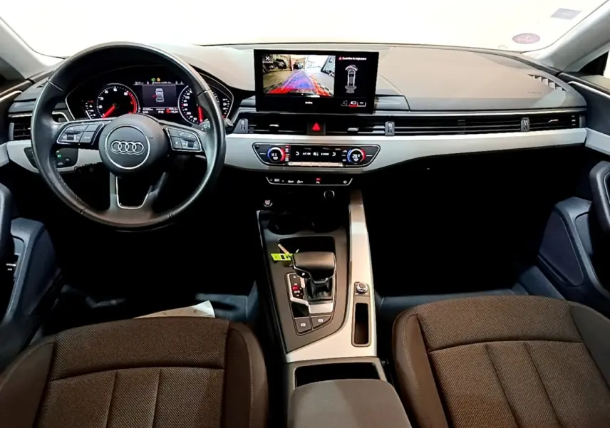 Vue intérieure avant de l'Audi A5 2021 avec tableau de bord digital, écran central et volant cuir multifonctions.