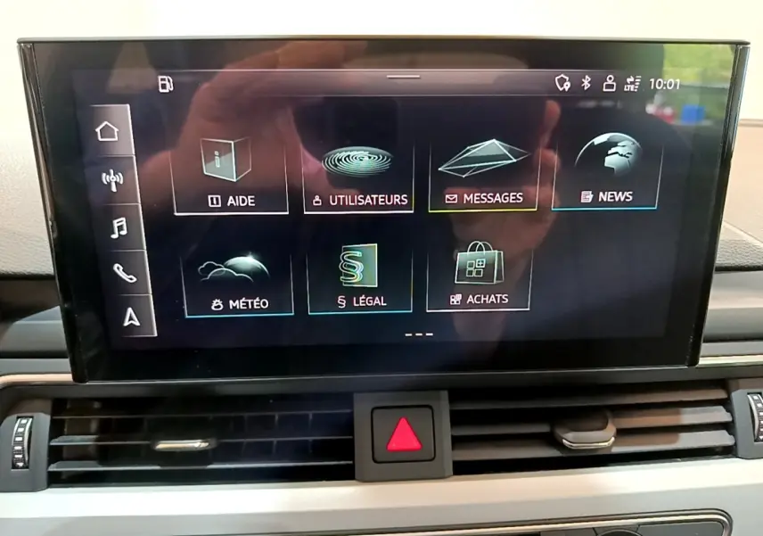 Écran tactile central affichant le menu multimédia dans l'habitacle de l'Audi A5 35 TFSI noire de 2021.