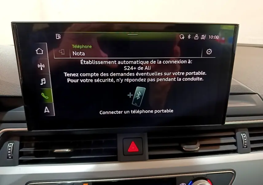 Écran central tactile de l'Audi A5 35 TFSI 2021 affichant la connexion Bluetooth, entouré de commandes de climatisation et ventilation.