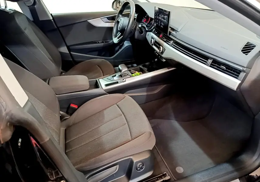 Intérieur avant droit de l'Audi A5 35 TFSI 2021 avec sièges tissu gris et tableau de bord digital noir et argenté.