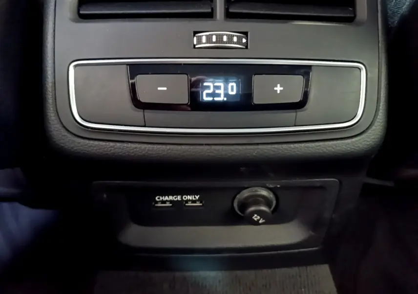 Détail de la commande de climatisation arrière avec affichage digital à 23°C et prises USB dans l'Audi A5 noire 2021.