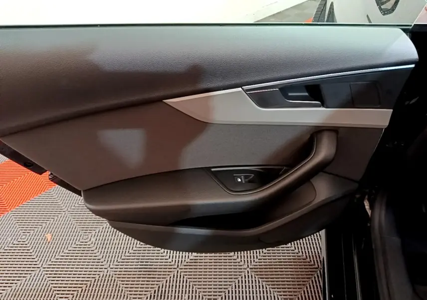 Porte intérieure côté gauche noire de l'Audi A5 35 TFSI 2021 avec poignée intégrée et bouton de verrouillage