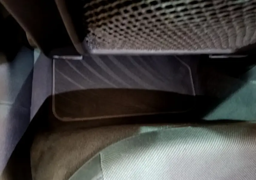 Vue rapprochée du tapis et du dossier du siège arrière côté droit d'une Audi A5 noire de 2021.