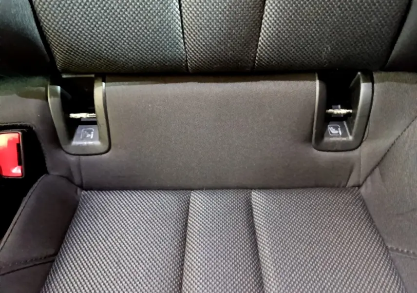 Gros plan sur la banquette arrière noire de l'Audi A5 35 TFSI 2021, montrant les fixations Isofix et la texture du tissu.