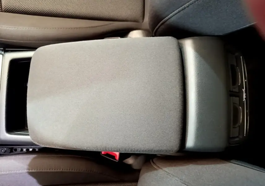 Accoudoir central noir vu de dessus dans l'habitacle de l'Audi A5 35 TFSI 2021, entre les sièges avant.