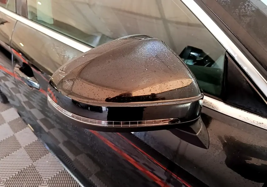 Rétroviseur côté gauche noir brillant avec clignotant intégré sur Audi A5 35 TFSI 2021 vue rapprochée