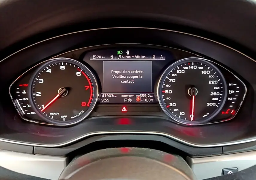 Vue rapprochée du tableau de bord numérique de l'Audi A5 noir, affichant la vitesse et le régime moteur.