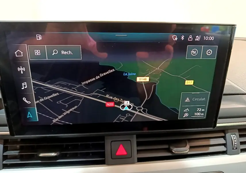 Écran central tactile de navigation affichant une carte routière dans l'habitacle d'une Audi A5 noire 2021.