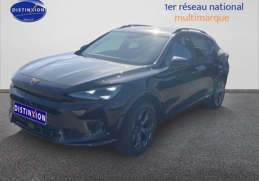 Vue 3/4 avant droite d'un CUPRA Formentor noir midnight avec jantes alu 18 pouces et barres de toit.