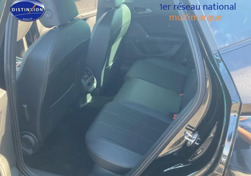 Vue côté droit arrière sur l'intérieur noir midnight de la banquette arrière du CUPRA Formentor 1.5 etsi hybrid 2025.