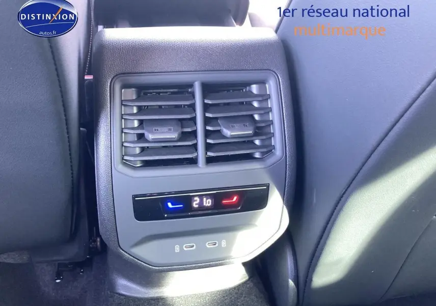 Détail de la console arrière avec bouches d’aération et commandes climatisation dans une CUPRA Formentor noir midnight 2025.