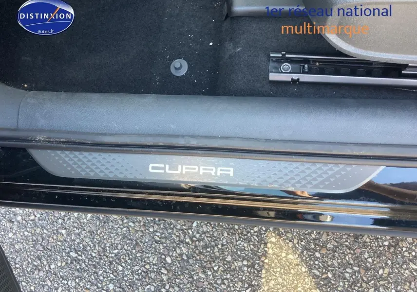 Vue rapprochée du seuil de porte côté gauche noir midnight avec logo CUPRA lumineux sur un Formentor 2025.