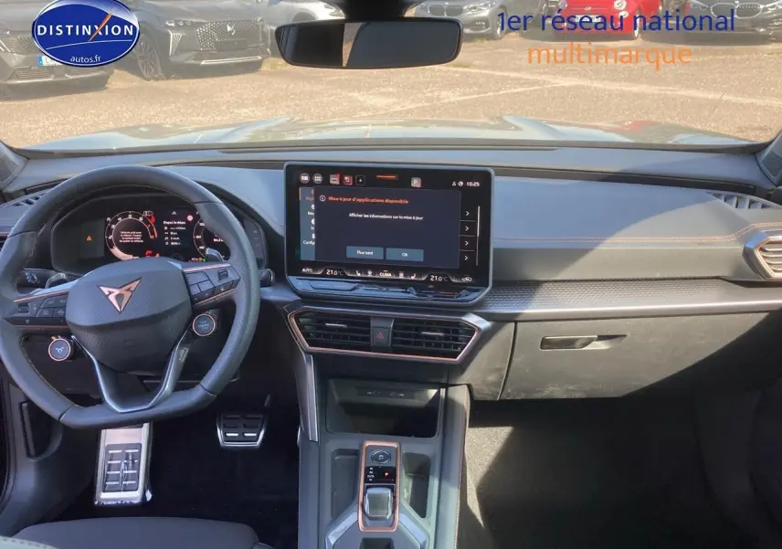 Vue intérieure avant du tableau de bord et volant cuir multifonction du CUPRA Formentor noir midnight avec écran tactile central.