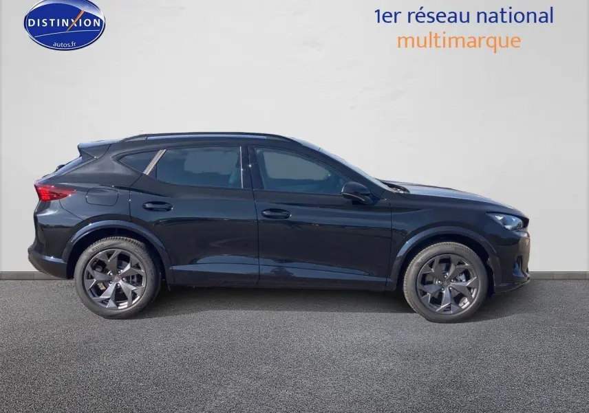 Vue latérale droite d’un CUPRA Formentor 1.5 etsi hybrid noir midnight avec jantes alu 18 pouces.