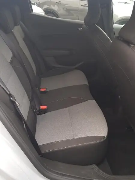 Vue intérieure côté gauche des sièges arrière gris clair et foncé de la Renault Clio V Blue dCi 2025.