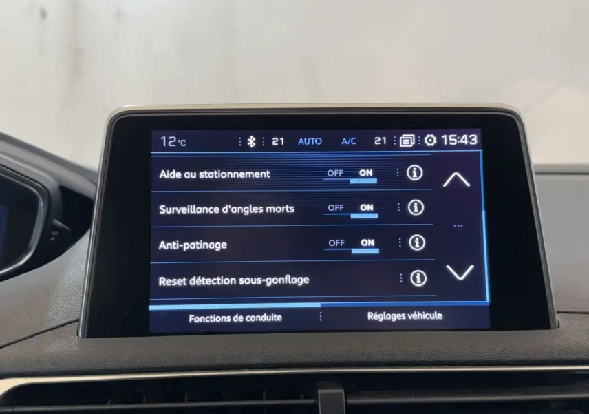 Écran tactile central du Peugeot 5008 Puretech 130 S&S Allure affichant les réglages d'aide à la conduite.
