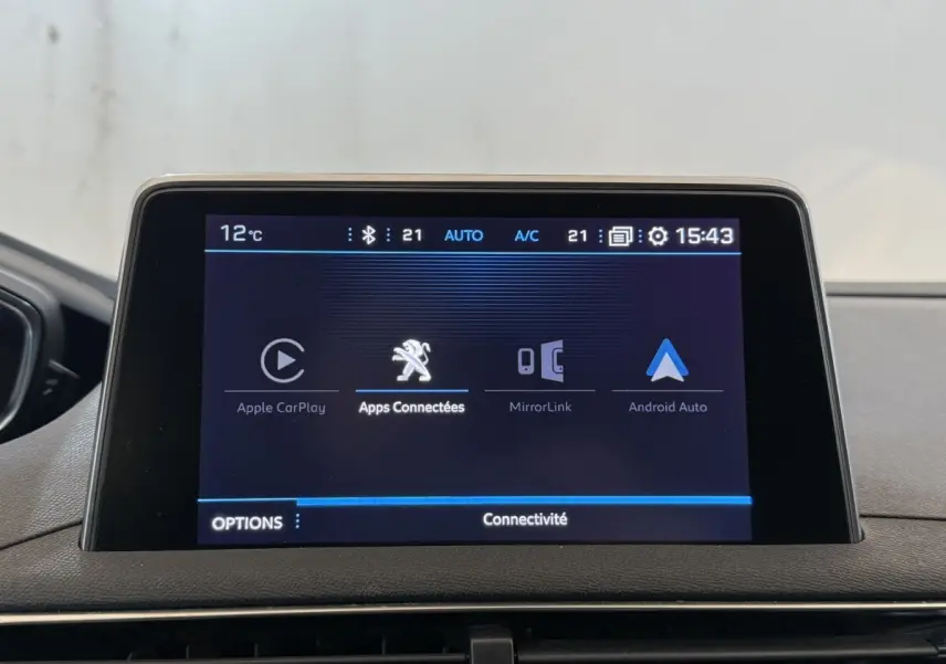 Écran tactile central du Peugeot 5008 2019 affichant les options Apple CarPlay, Android Auto et connectivité apps.