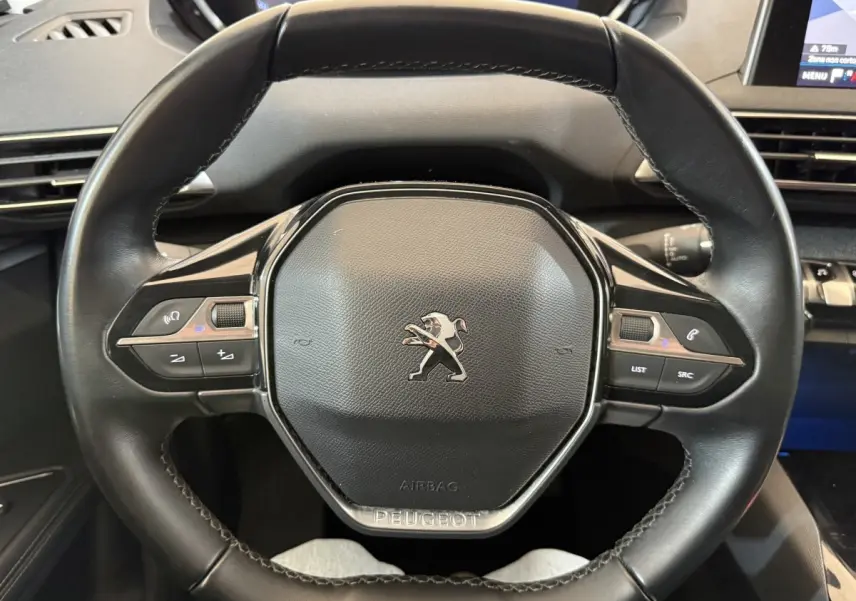 Vue rapprochée du volant cuir multifonctions noir du Peugeot 5008 Puretech 130 S&S Allure de 2019.