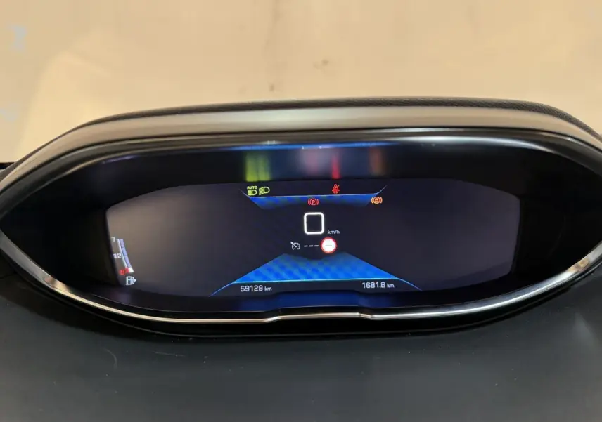 Tableau de bord numérique du Peugeot 5008 affichant la vitesse à 0 km/h et l'autonomie restante.