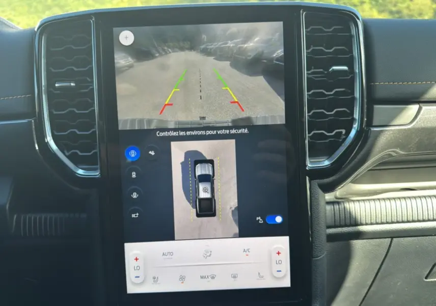 Vue rapprochée de l’écran central tactile du Ford Ranger gris carbone 2025 affichant la caméra 360° et l’aide au stationnement.