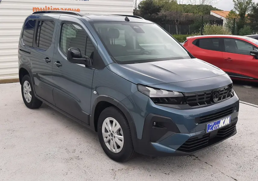 Peugeot Rifter bleu Kiama en 3/4 avant droit, avec calandre noire et jantes acier argentées visibles.