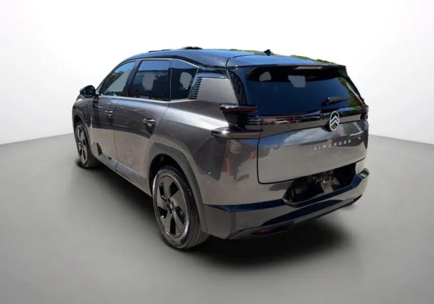 Vue 3/4 arrière droite du Citroën C5 Aircross gris platinium avec toit noir et vitres surteintées.