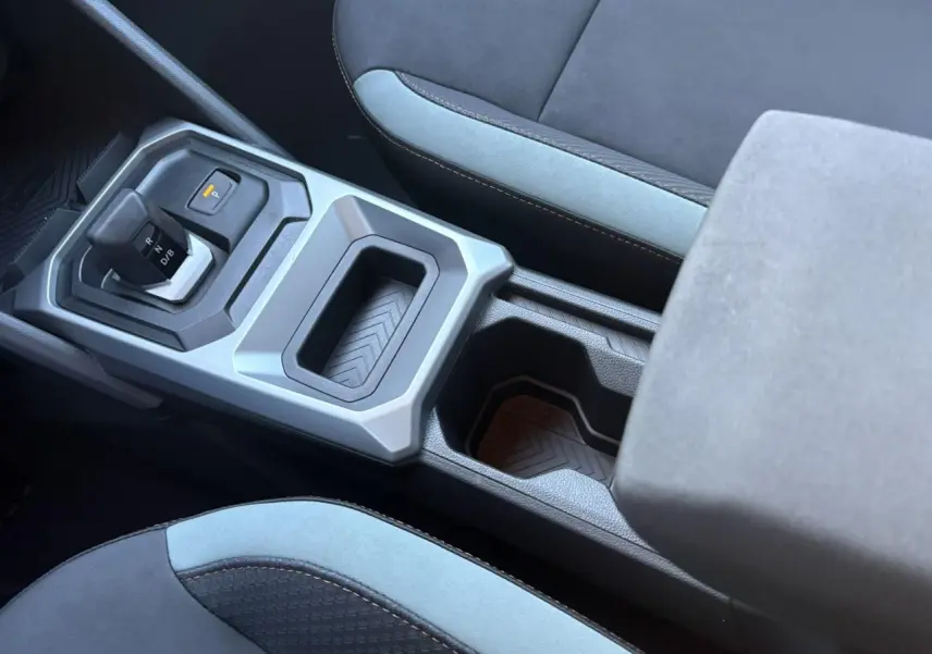 Vue rapprochée de la console centrale grise et des sièges TEP MicroCloud noirs du Dacia Duster ECO-G 120 Auto Extrême.