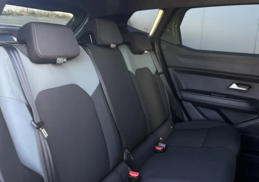 Vue intérieure de la banquette arrière du Dacia Duster 2026, sellerie TEP MicroCloud noire et grise avec appuie-têtes.