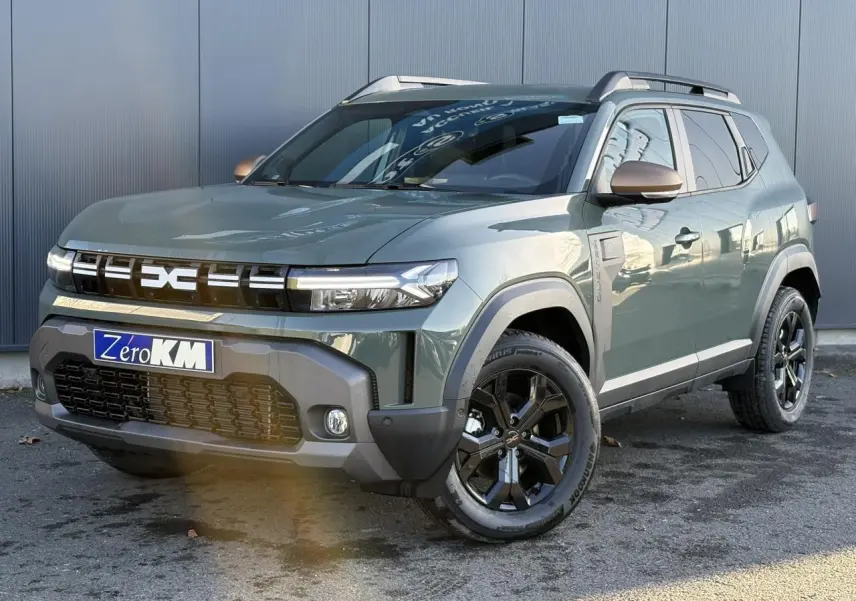 SUV Dacia Duster ECO-G 120 Auto Extrême kaki lichen en 3/4 avant droit avec jantes alliage noires et barres de toit.