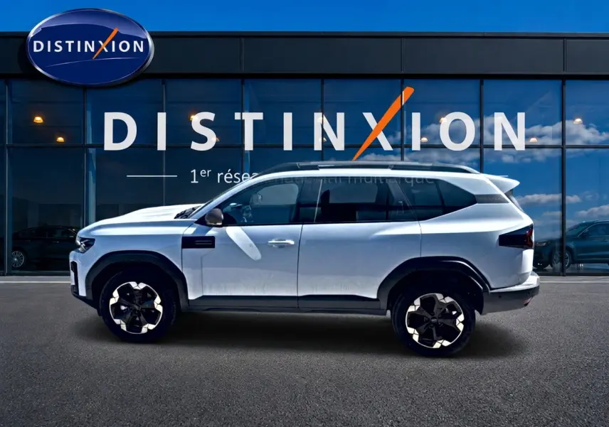 Profil droit du Dacia Bigster blanc 2026, SUV avec jantes alu noires et toit panoramique en verre visible.
